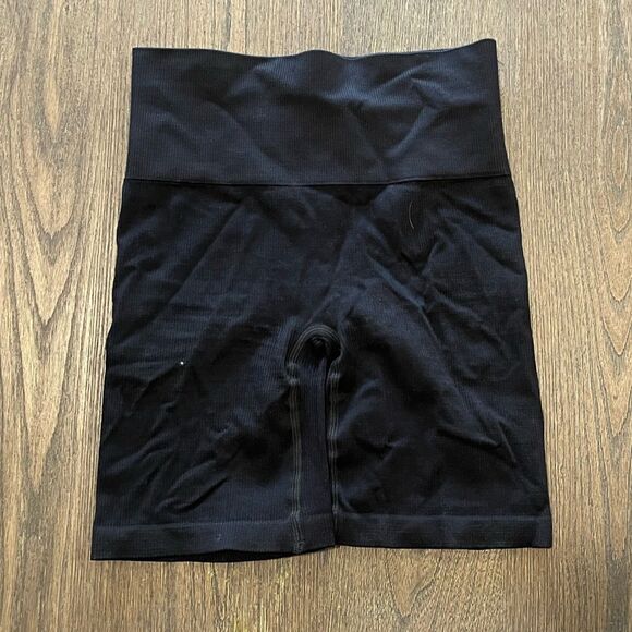 NWOT TNA Aritzia TnaAction Compression Biker Shorts - Size S - Picture 1 of 4